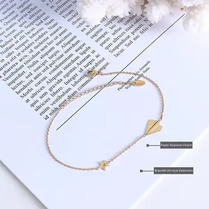 Détail des charms avion en papier et étoile en or 18 carats sur chevillère de 20+5cm
