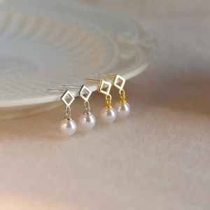 Minimalist geometric diamond-shaped pearl drop earrings in gold and silver finish