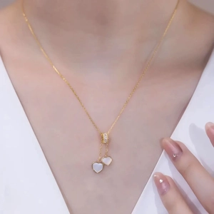 Collier en acier titane doré avec double cœur en nacre et pendentif en cristal