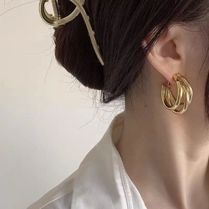 Eleganti orecchini a cerchio dorati a più strati da donna con finitura lucida