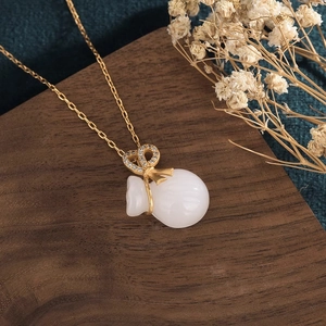 Collier élégant de style chinois avec pendentif sac de chance en imitation jade blanc