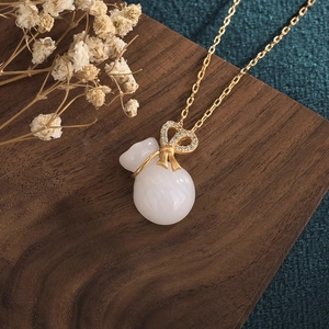 Collier rétro chinois avec pendentif sac de fortune blanc et nœud doré élégant