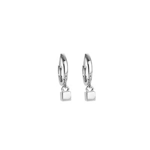 Boucles d'oreilles minimalistes en acier titane avec pendentif cube géométrique argenté