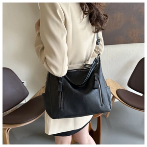 Schwarze Schultertasche aus PU-Leder mit dekorativen Reißverschlüssen und Trageriemen