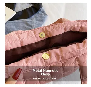 Detail van roze gewatteerde draagtas met stevige magnetische sluiting en voering