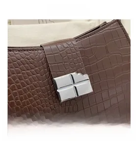 Nahaufnahme der braunen Kroko-Lederhandtasche mit einzigartigem silbernem Metallverschluss
