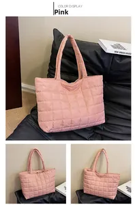 Detail van roze gewatteerde puffer shopper met ruitpatroon en metalen magneetsluiting