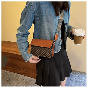 Vintage crossbody bag with floral pattern and ethnic style wide embroidery strap