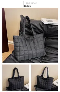 Detailweergaven van een zwarte gewatteerde tote bag met grote capaciteit van nylon