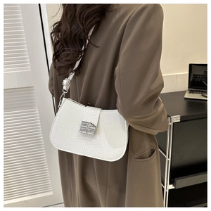 Weiße Baguette-Tasche mit Krokodilmuster und Schnalle getragen über einem Blazer
