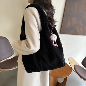 Grand sac cabas noir en peluche pour femme avec charme monstre rose, sac d'épaule doux