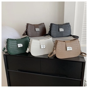 Kollektion von Satteltaschen mit Krokodilmuster in fünf Farben und silberner Schnalle