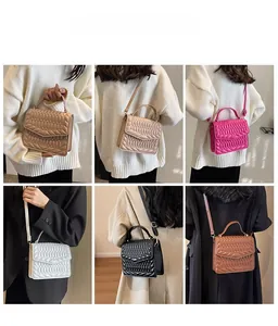 Presentatie van de gewatteerde crossbodytas in zes kleuren met hand- en schouderstijlen