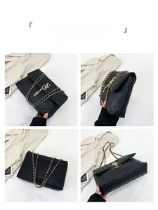 Vues détaillées d'un sac bandoulière matelassé noir avec dorures et détail de pompon