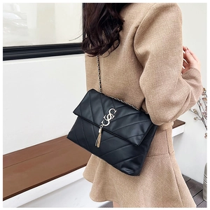 Sac à bandoulière en cuir PU noir matelassé avec chaîne dorée et pompon pour femmes
