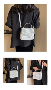 Detail van witte gewatteerde handtas met honingraatstiksel en crossbody riem voor dames