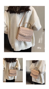 Detail van beige gewatteerde crossbodytas met geometrisch patroon en goudkleurig metaal