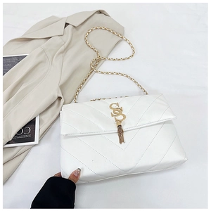 Détail d'un sac à main blanc en cuir PU matelassé avec chaîne dorée et coutures en V