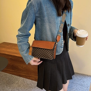 Vintage brown crossbody bag with geometric pattern and wide jacquard shoulder strap
