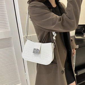 Weiße Schultertasche mit Krokodilmuster und silbernem Metallverschluss für Damen