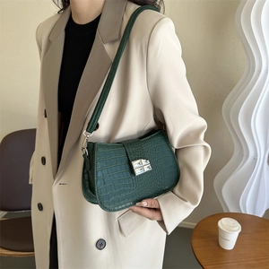 Elegante dunkelgrüne Schultertasche mit Krokodilmuster und silberner quadratischer Schnalle