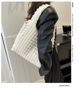 Vue détaillée du sac cabas blanc à texture pop-corn avec grande capacité et tissu gaufré