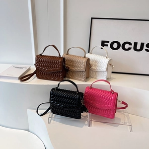 Minimalistische vierkante crossbodytassen met geometrische textuur in vijf kleuren