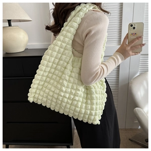 Détail du sac à bandoulière texture bulle vert clair avec tissu plissé et sangle large