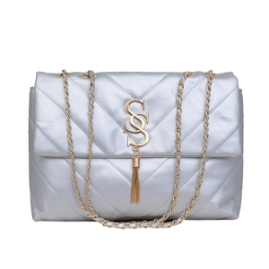 Sac à bandoulière argenté en similicuir matelassé avec chaîne dorée et pompon