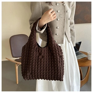 Détail du sac bubble marron foncé montrant la texture plissée en relief 3D unique