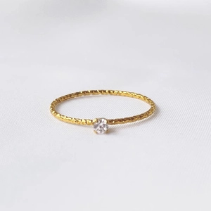 Elegant 18k gold minimalist ring with a hammered texture and sparkling center crystal