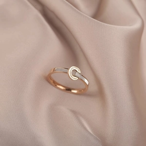 Anillo de Placa Redonda de Concha de Lujo Francés Para Mujer Acero de Titanio Chapado en Oro Rosa 18K Love Forever