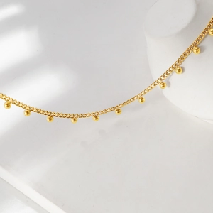 Collier ras du cou doré élégant avec perles dorées et chaîne délicate minimaliste