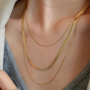 Set di collane a tre strati placcate in oro 18 carati per un elegante look a strati