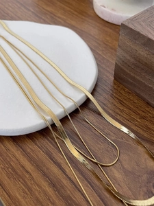 Collana a tre strati in titanio placcato oro 18K con catena a serpente e spina di pesce