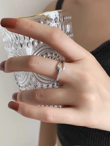 Gros plan détaillé d'une bague en diamant pavé argenté portée par un mannequin