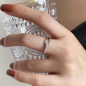 Bague pavée de gouttes d'eau en acier titane avec cristaux pour femmes élégantes