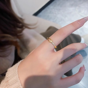 Bague en acier titane plaqué or 18k avec gouttes d'eau et cristaux étincelants