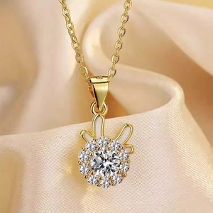 Collier élégant avec pendentif lapin doré et oxydes de zirconium sur fond de soie