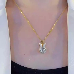 Charmant collier avec pendentif lapin doré et pierre ronde étincelante pour femme
