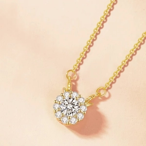Collier élégant avec pendentif dragon rotatif en plaqué or et cristaux scintillants