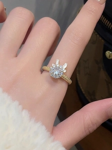 Vue macro de la bague lapin dorée avec émail blanc et oxydes de zirconium brillants