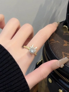 Détail macro de la bague lapin dorée avec grand zircon rond et anneau à texture perlée