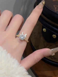 Vue détaillée d'une bague lapin dorée réglable avec des incrustations de zircons brillants