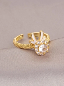 Détail de la bague dorée ajustable avec bois en émail blanc et pierre de zircone
