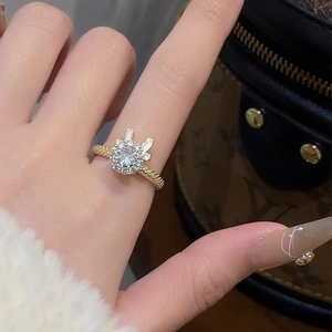 Bague lapin dorée ajustable avec pierres en zircon et détails en émail blanc