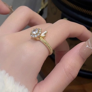 Bague dragon rotative avec halo de cristal étincelant et ailes en émail blanc, or