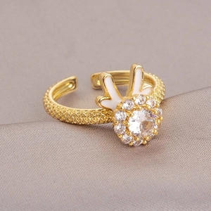 Bague dragon rotative dorée avec émail blanc et oxyde de zirconium central étincelant