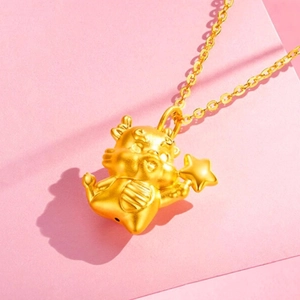 Collier dragon doré avec pendentif mat tenant une étoile sur fond rose