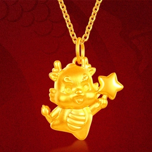 Collier dragon doré avec pendentif étoile sur fond élégant en soie rouge